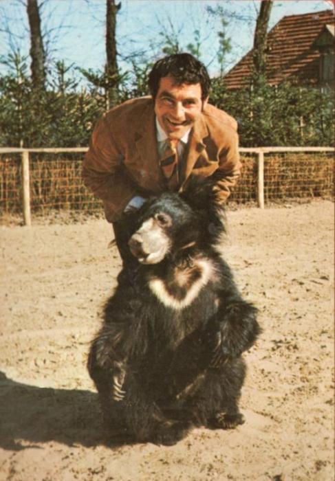 Claude Tek créateur du Parc en compagnie d'un ours lippu