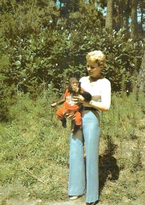 Charlotte, femelle Chimpanzé et Madame CAILLE directrice du Zoo