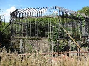 Ancienne cage de présentation des ours