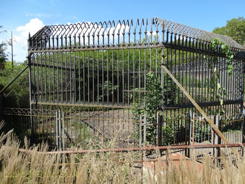 Ancienne cage de présentation des ours